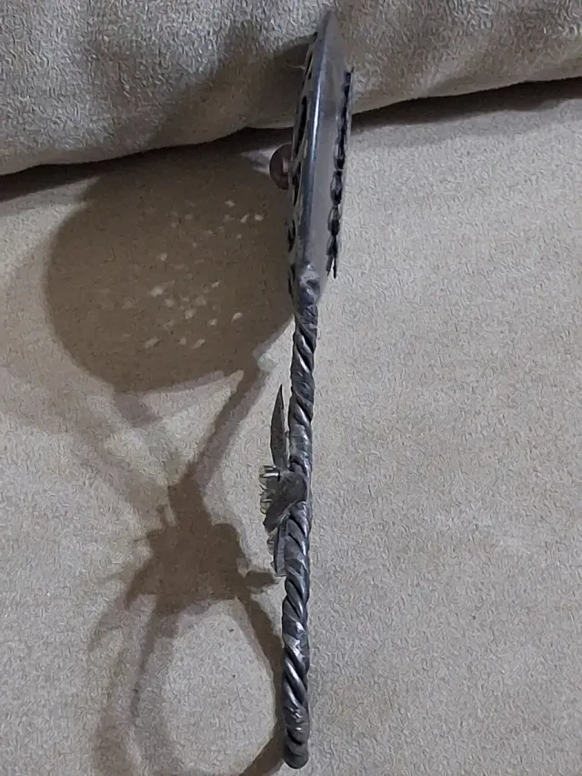 Sonaglino vintage con pietra rosa e farfalla