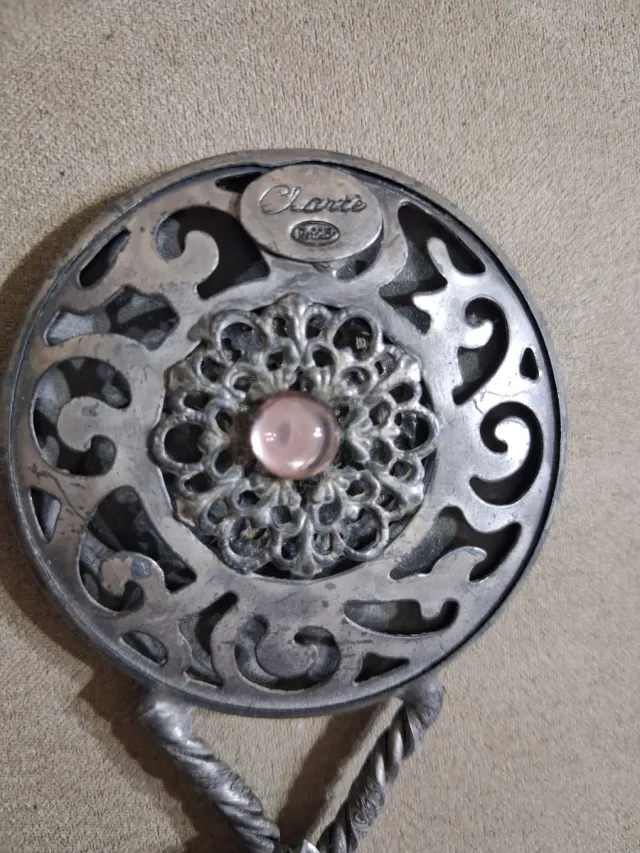 Sonaglino vintage con pietra rosa e farfalla