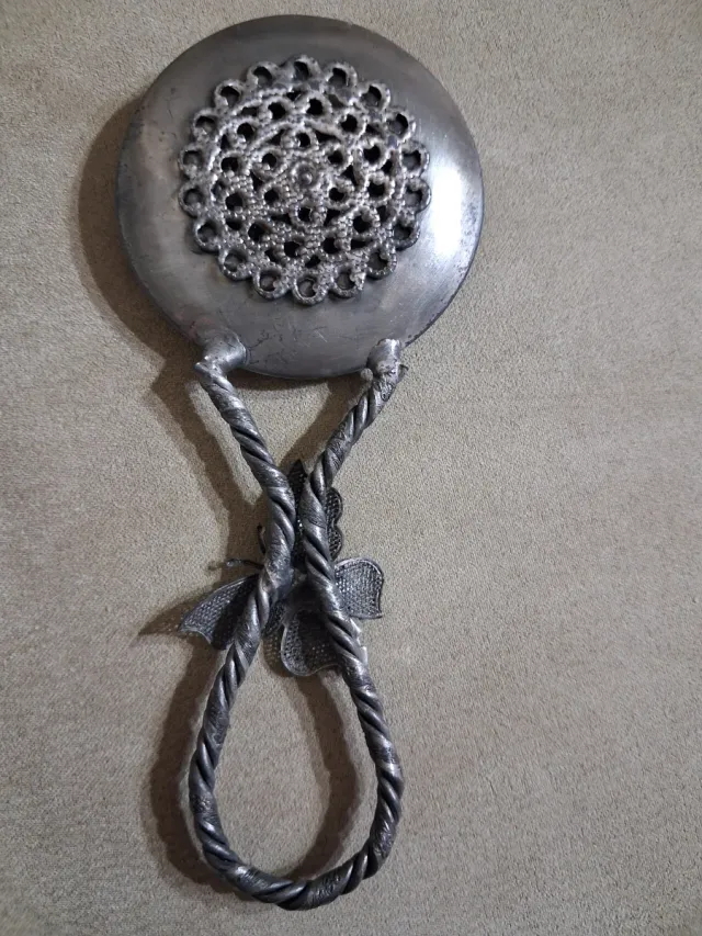 Sonaglino vintage con pietra rosa e farfalla