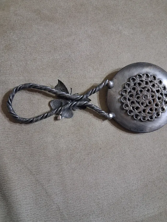 Sonaglino vintage con pietra rosa e farfalla