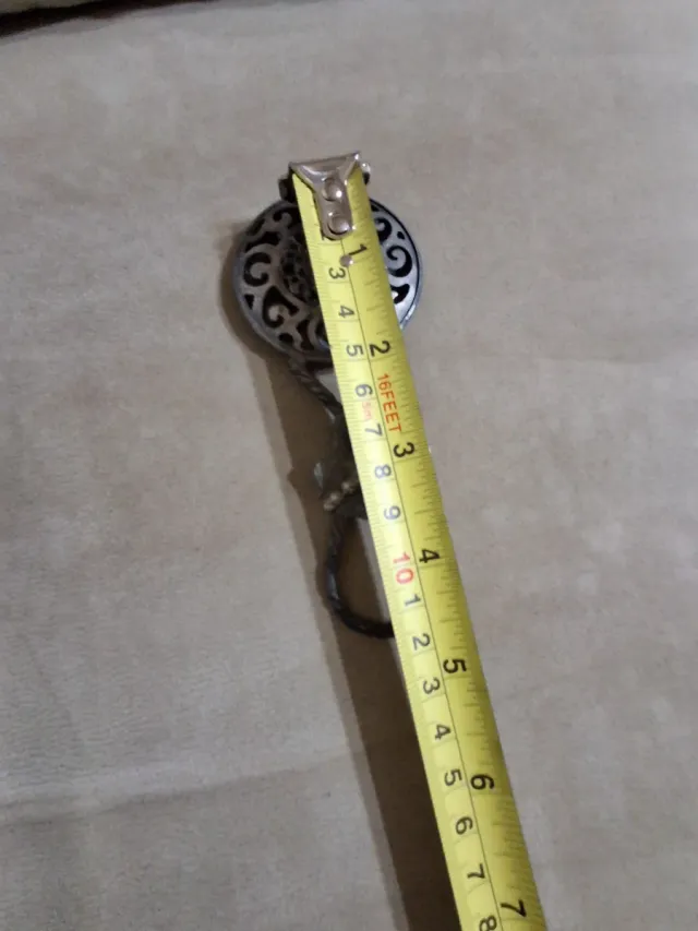 Sonaglino vintage con pietra rosa e farfalla