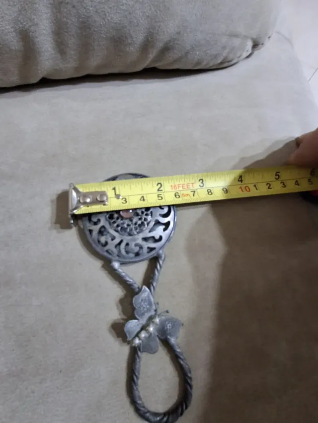 Sonaglino vintage con pietra rosa e farfalla