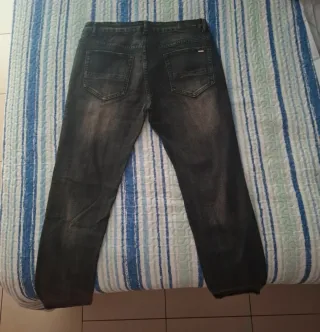 Pantalones Amiri negros y grises