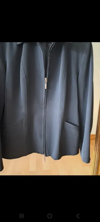 Chaqueta negra tipo torera con cremallera