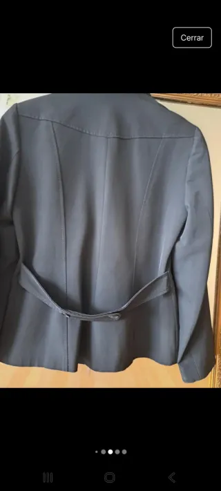 Chaqueta negra tipo torera con cremallera