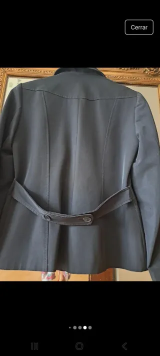 Chaqueta negra tipo torera con cremallera