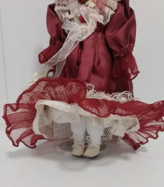 Abito bordeaux per bambole in porcellana