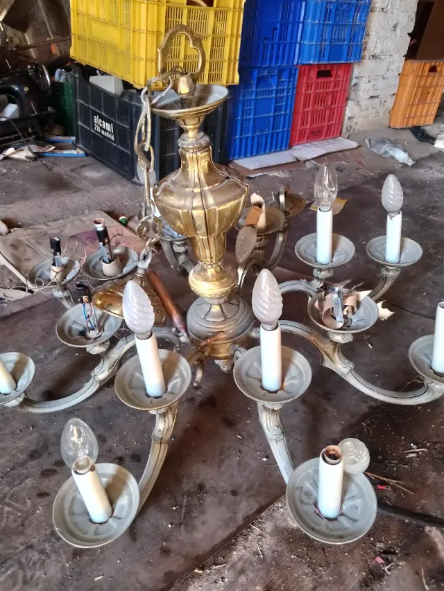 Lámpara de araña dorada y plateada