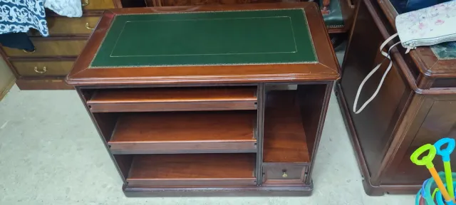 Escritorio de madera con tapa de piel verde