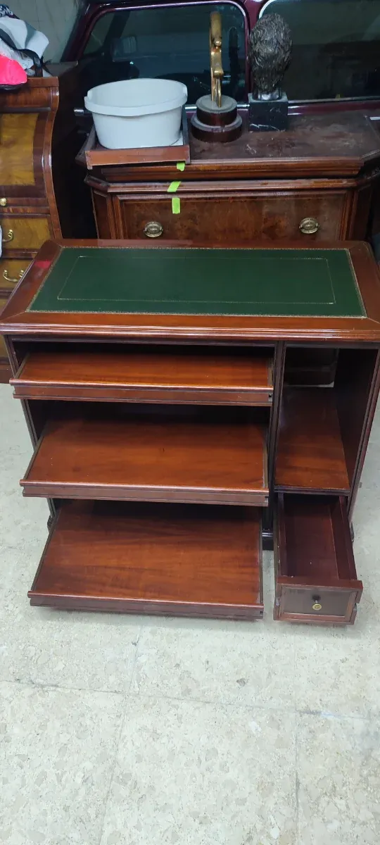 Escritorio de madera con tapa de piel verde