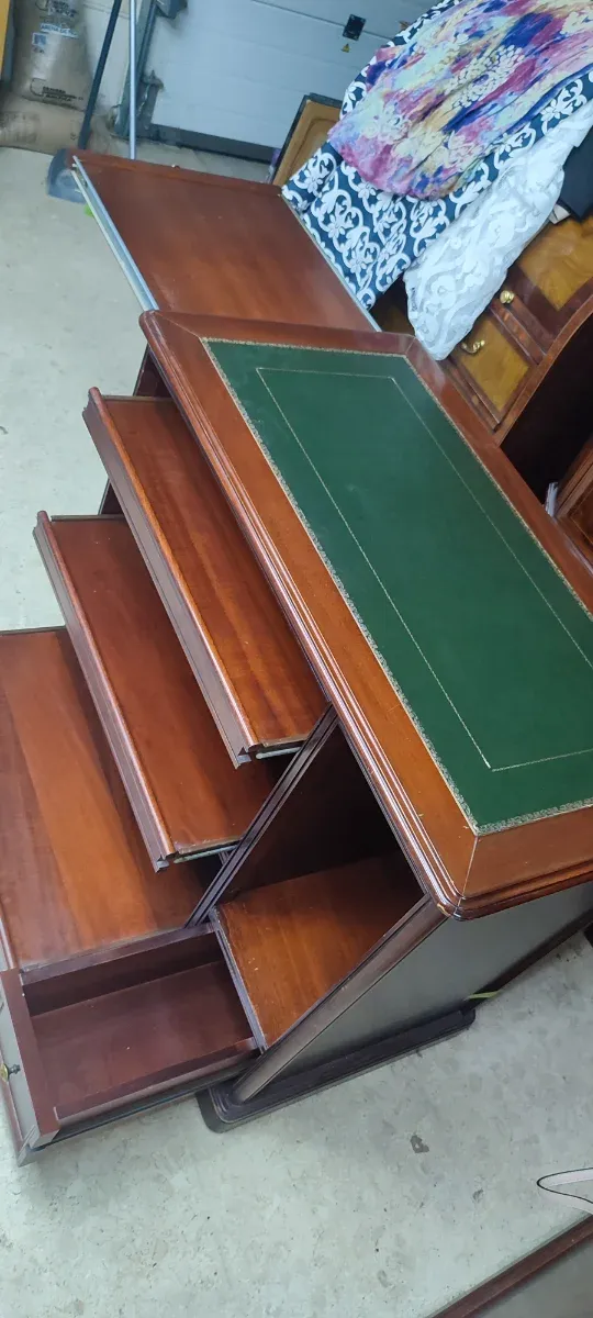 Escritorio de madera con tapa de piel verde