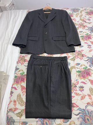 Traje gris con rayas blancas