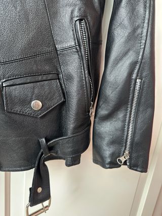 Chaqueta cuero negra con elefante bordado