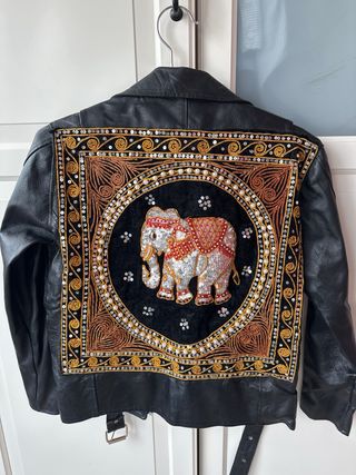 Chaqueta cuero negra con elefante bordado