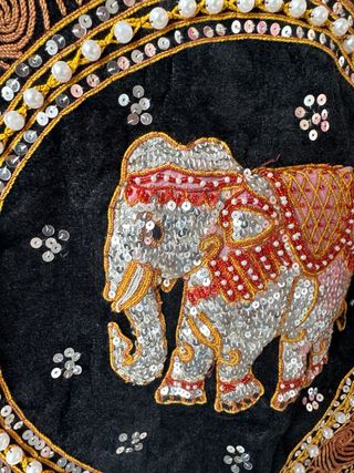 Chaqueta cuero negra con elefante bordado