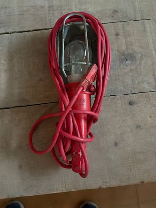 Lámpara de trabajo con cable rojo