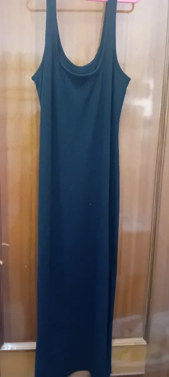 Vestido negro largo entubado