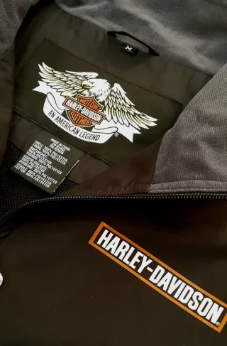 Cazadora y gorra Harley Davidson.