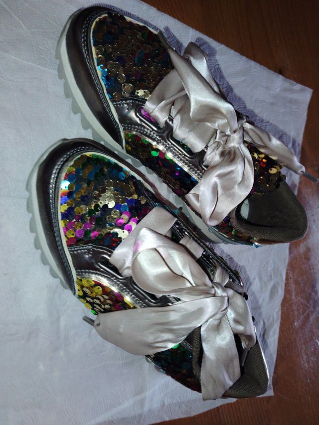 Zapatillas deportivas con lentejuelas y lazo