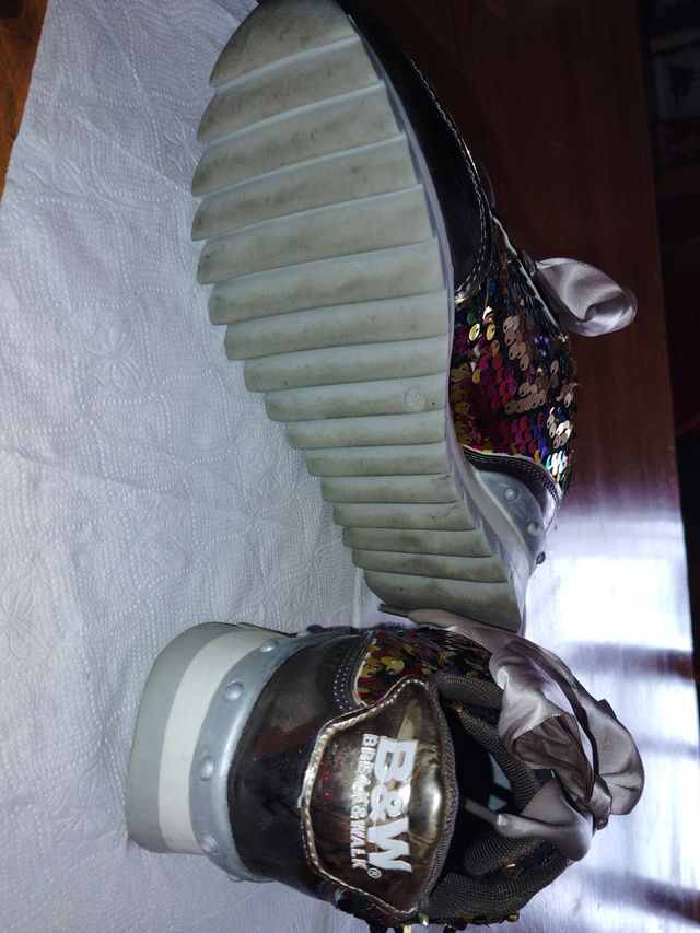 Zapatillas deportivas con lentejuelas y lazo