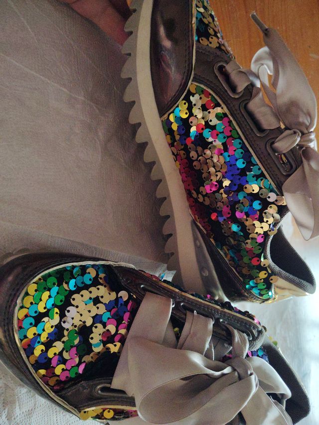 Zapatillas deportivas con lentejuelas y lazo