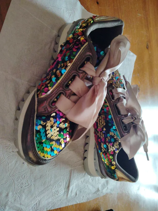 Zapatillas deportivas con lentejuelas y lazo