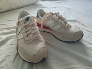 Zapatillas New Balance Beige y Blanco para dama