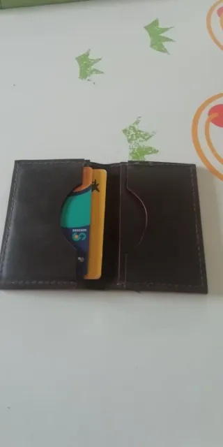 Cartera de piel marrón con tarjetas