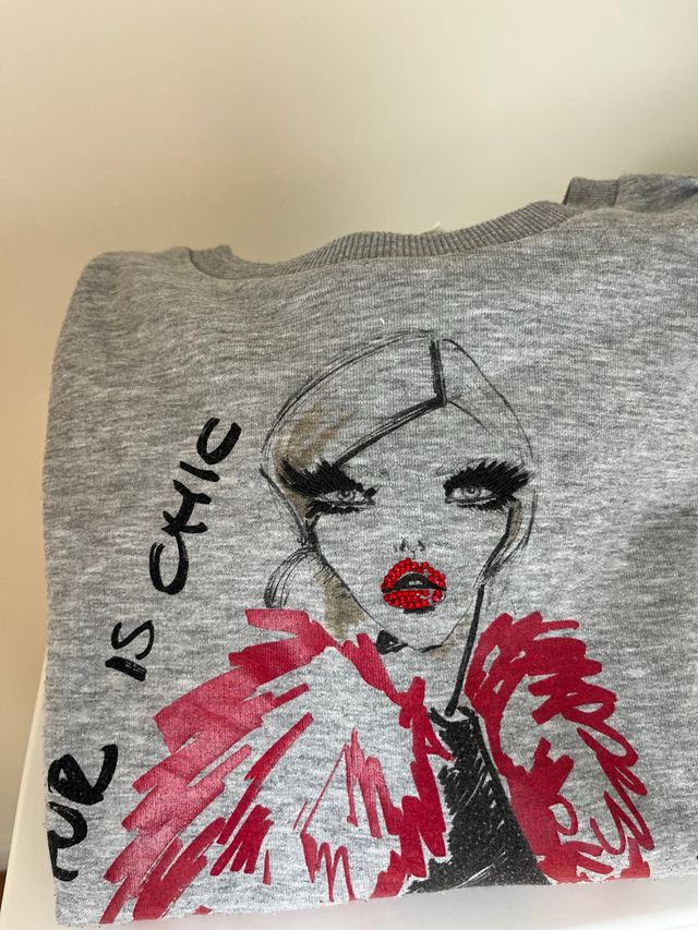 Sudadera gris con estampado de mujer Muy poco uso.