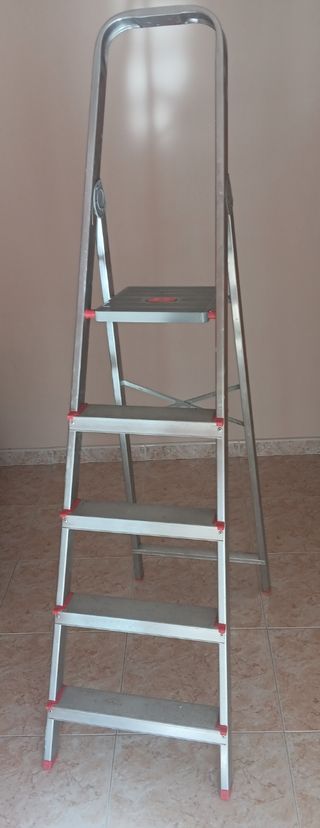 Escalera de aluminio .
