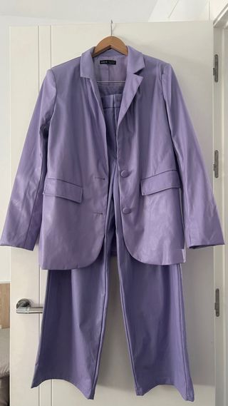 Traje lila blazer y pantalón ancho