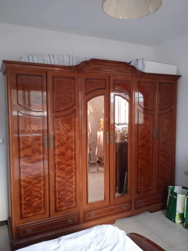 Armario de madera con 6 puertas y espejos