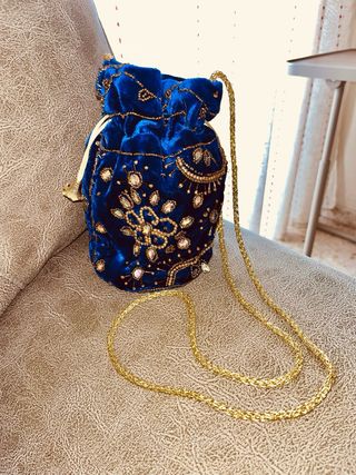 Bolso saco terciopelo y pedrería azul