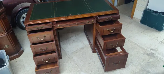 Escritorio Victoriano Madera y Cuero