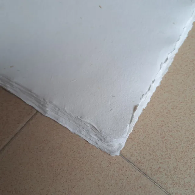 Papel artesano con mezcla de paja. 14 hojas.