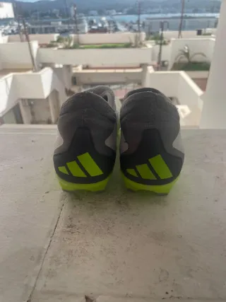 Botas de fútbol Adidas Predator verdes y blancas