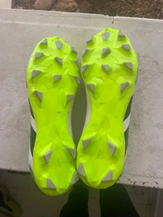 Botas de fútbol Adidas Predator verdes y blancas