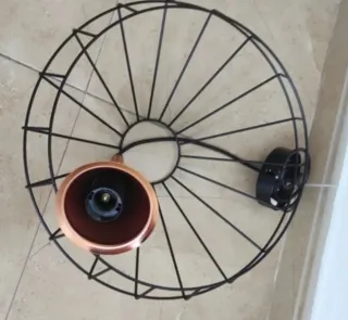 Lámpara de techo negra y cobre