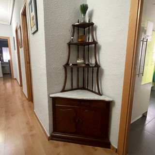 Mueble esquinero de madera y mármol