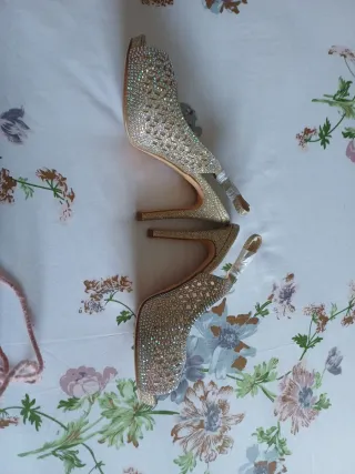 Zapatos de tacón dorados para fiesta