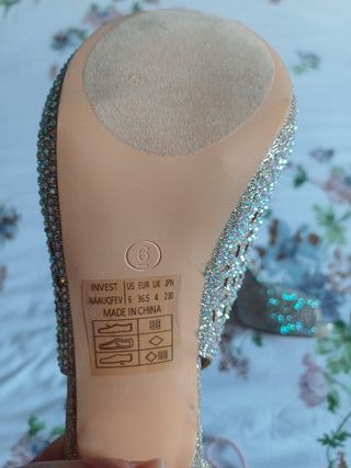 Zapatos de tacón dorados para fiesta