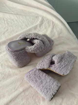 Sandalias peludas Shein lilas talla 36