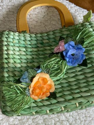 Borsetta in vimini verde con fiori arancioni