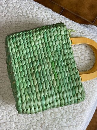 Borsetta in vimini verde con fiori arancioni