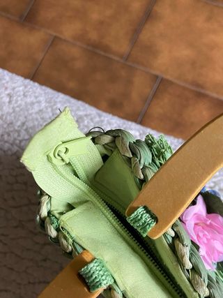 Borsetta in vimini verde con fiori arancioni