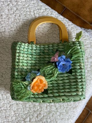 Borsetta in vimini verde con fiori arancioni