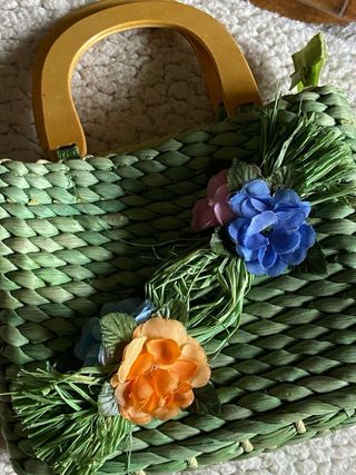 Borsetta in vimini verde con fiori arancioni