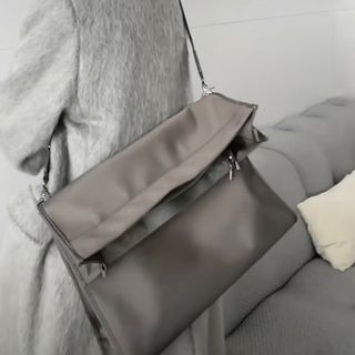 Bolso de hombro gris oscuro