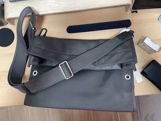 Bolso de hombro gris oscuro