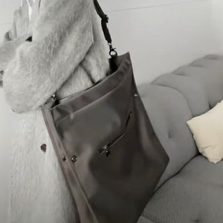 Bolso de hombro gris oscuro